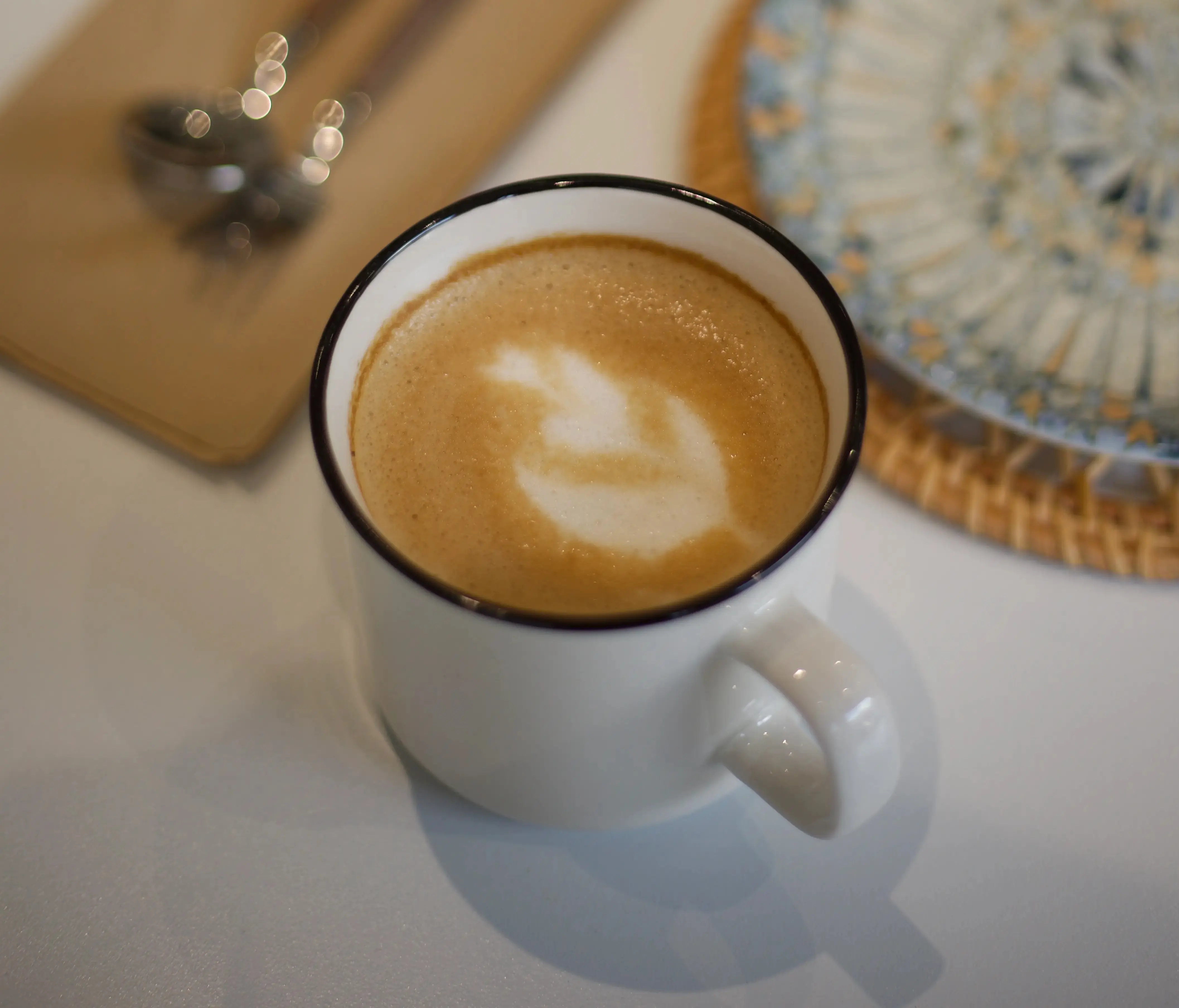 Bar à café en bois et rotin du Café Yuva avec vue sur l'espace boissons